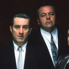 Fyra män i kostym, inklusive Robert De Niro, poserar för en filmbild.