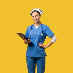 Uśmiechnięta położna w niebieskim uniformie trzyma teczkę. Zastanawiasz się, ile zarabia położna?