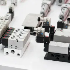 Różne rodzaje zaworów pneumatycznych, w tym zawory elektromagnetyczne i wielostykowe, gotowe do montażu.