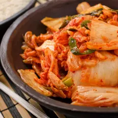 Jak zrobić sałatkę z kimchi? Proste przepisy i triki eksperta