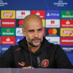 Pep Guardiola, jeden z najlepiej zarabiających trenerów, podczas konferencji prasowej przed meczem Ligi Mistrzów.