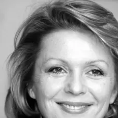 Uśmiechnięta Gabriela Kownacka z burzą jasnych włosów.