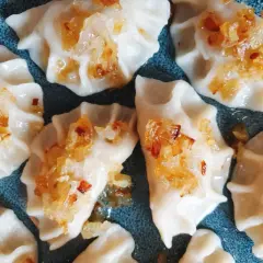 Pyszne pierogi z mięsa po rosole, posypane złocistą cebulką, kuszą swoim wyglądem i zapachem.