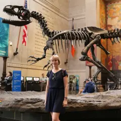 Kobieta pozuje przed szkieletem dinozaura w jednym z muzeów Nowego Jorku.