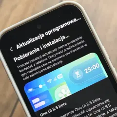 Ekran telefonu z informacją o aktualizacji oprogramowania. Czy trzeba aktualizować telefon? Tu dowiesz się, jak pobrać i zainstalować najnowszą wersję.