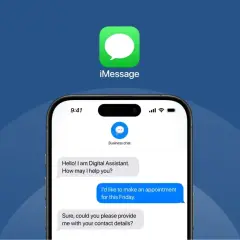 Ikona iMessage na niebieskim tle. Ekran telefonu z rozmową z asystentem cyfrowym, gdzie użytkownik umawia wizytę.