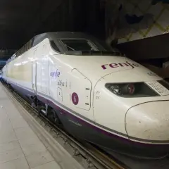 Tren AVE Renfe en estación, listo para viajar de Madrid a Castellón.