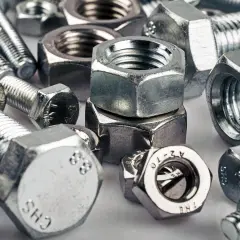 Zbliżenie na śruby i nakrętki, gotowe do momentów dokręcania śrub w aluminium.
