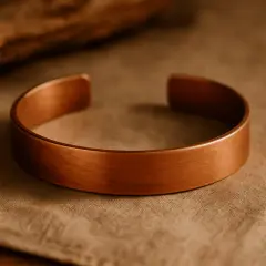 Bransoleta z miedzi, podkreślająca jej naturalne właściwości.
