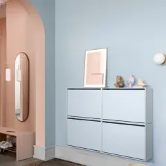 Sanfter Flur mit Wand in Rosé und Hellblau. Moderne Schuhschränke und eine Bank bieten praktische Aufbewahrung. Tolle flur farbe ideen für ein einladendes Ambiente.