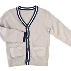 Gilet homme sport chic gris, avec bordures bleues et blanches, poches plaquées et boutons noirs. Parfait pour un look décontracté et élégant.