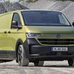 Nowy VW T7 w kolorze limonki, gotowy na terenowe wyzwania.