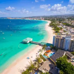 Rajski widok na Barbados: turkusowe morze, biała plaża, hotel Radisson. Sprawdź atrakcyjne **Barbados ceny** na wakacje marzeń!