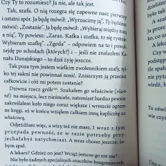 Fragment książki z tekstem, w tym dialog o szafie i "listy do Mileny".