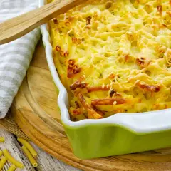 Un délicieux gratin de pâtes au four, doré et gratiné, prêt à être dégusté. Un plat réconfortant et savoureux.
