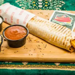 Syty wrap z kurczakiem i frytkami, sosy i ser. Pyszny posiłek, który może mieć około 100g kurczaka kcal.