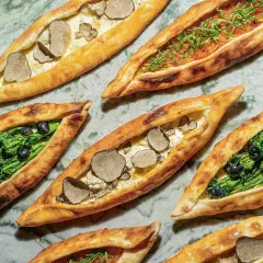 Verschiedene Pide-Rezepte mit Trüffeln, Brokkoli und Oliven, sowie Tomaten-Topping.