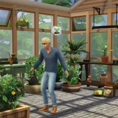 Sim w szklarni pielęgnuje **The Sims 4 rośliny**. Wokół mnóstwo zieleni, doniczek i narzędzi ogrodniczych.