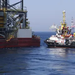 Holownik "Multratug 20" asystuje przy platformie wiertniczej, przypominając o wydarzeniach związanych z Deepwater Horizon.