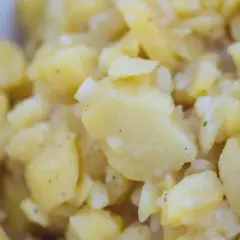 Kartoffelsalat zu sauer? Was tun? Hier ist ein leckerer Kartoffelsalat, der mit einer cremigen Mayonnaise-Dressing zubereitet wurde.