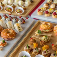 Plateau d'amuse-bouches mariage à faire soi-même : mini-bagels, toasts, brochettes et verrines colorées.