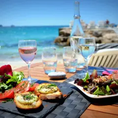 Lekkie posiłki na plaży, wino i widok na morze to klucz do tego, jak nie przytyć na wakacjach. Smacznie i zdrowo!