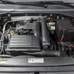 Silnik 1.4 TSI z widocznym zbiorniczkiem płynu chłodniczego, skrzynką bezpieczników i elementami układu dolotowego.