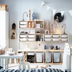 Praktische geschwister zimmer ideen: Spielzeugregale mit vielen Fächern, Holzspielzeug, Tierfiguren und eine Werkbank für kreative Köpfe.