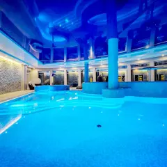 Basen z niebieskim podświetleniem w hotelu Tristan Kąty Rybackie. Relaks w nowoczesnym SPA.