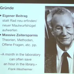 Porträt eines Mannes mit Büchern im Hintergrund. Foliennotizen geben **Tipps zum Schreiben**: Eigener Beitrag statt Rad neu erfinden, massive Zeitersparnis.