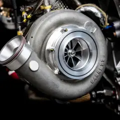 Detalle de un turbo Garrett en un motor de alto rendimiento. ¡Imagina la potencia que genera, porque todos los coches tienen turbo!