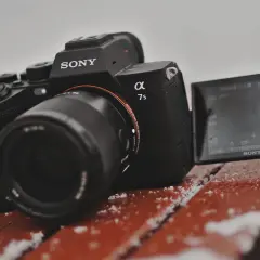 Sony a7 S III na zimnej ławce, gotowy do uchwycenia magicznych zimowych kadrów.