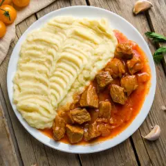 Gulasz wieprzowy z puree ziemniaczanym. Idealny na obiad, gdy zastanawiasz się, ile gotować gulasz wieprzowy, by był miękki.