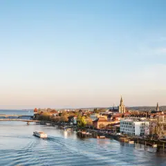 Blick auf Konstanz mit Fluss, Brücken und Schiff. Entdecken Sie Konstanz Geheimtipps abseits der Touristenpfade.