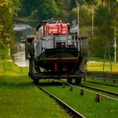 Kanał Elbląski: Rejs statkiem po trawie? Planuj wycieczkę 2025!