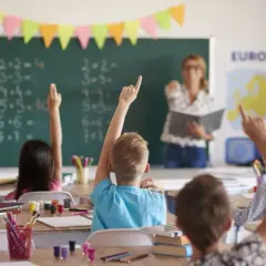Nauczanie stacjonarne: Czy to wciąż najlepsza forma edukacji?