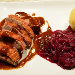 Gegrillte Entenbrust mit Rotkohl und Klößen, übergossen mit einer köstlichen Entensauce. Ein perfektes Rezept für ein festliches Mahl.