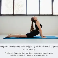 Kobieta wykonuje ćwiczenie cobra, pogłębiając rozciąganie pleców na macie.