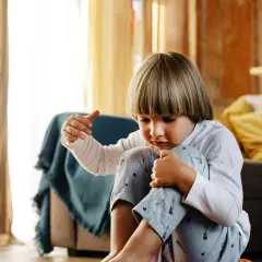 Jak pomóc dziecku z tikami nerwowymi i poprawić jego komfort emocjonalny