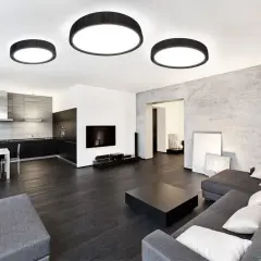 Nowoczesne rodzaje lamp wiszących w salonie z aneksem kuchennym.