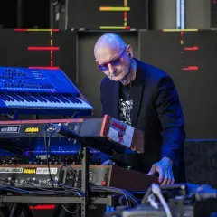 Muzyka elektroniczna symfoniczna: Fuzja orkiestry i syntezatorów