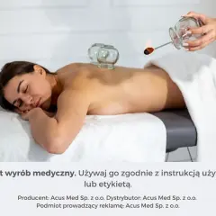 Kobieta leży na masażu, a terapeuta przygotowuje się do zabiegu stawiania baniek. Dowiedz się, ile trzymać bańki, by uzyskać najlepsze efekty.