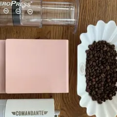 AeroPress, Hario-Waage, Comandante-Mühle und Kaffeebohnen. Perfekt für die Zubereitung von Kaffee, mit dem richtigen Verhältnis von kaffeepulver pro 100 ml.