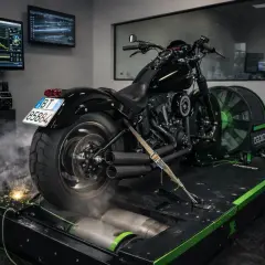 Moto negra en dinamómetro, lista para aumentar caballos. No es un coche diésel, ¡es pura potencia!