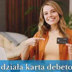 Uśmiechnięta kobieta pokazuje kartę debetową, wyjaśniając, co to jest karta debetowa i jak działa.