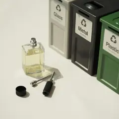 Jak wyrzucić butelkę po perfumach? Segregacja krok po kroku