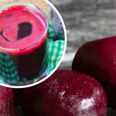 Pasteryzowany sok z buraków na zimę, gotowy do spożycia. Obok świeże buraki.