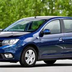 Błękitny Dacia Sandero na tle zieleni. Sprawdź dacia sandero dane techniczne tego praktycznego auta.