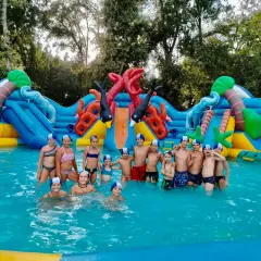 Bambini felici in un parco acquatico gonfiabile, un'avventura indimenticabile per il loro campo estivo.
