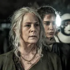 Carol i Connie w obliczu nieznanego, być może finałowego starcia w The Walking Dead. W tle widać żołnierzy.